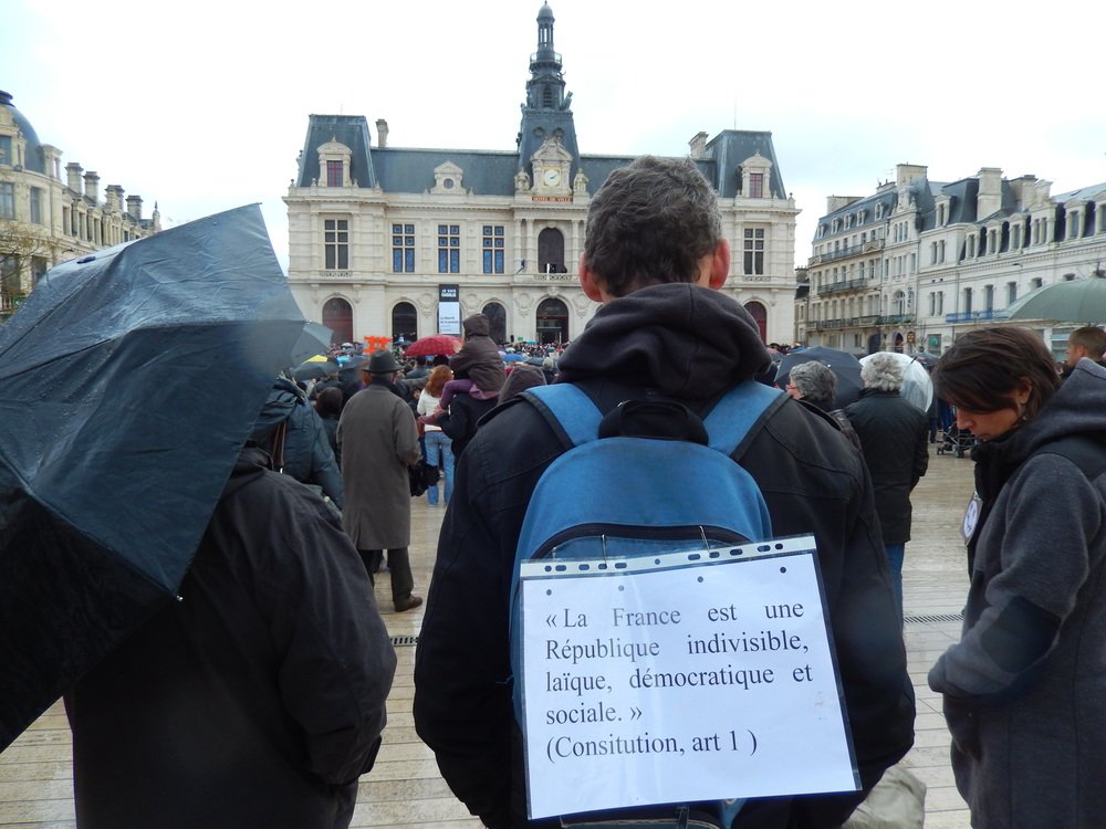 Photos de la mani­fes­ta­tion à Poitiers pour la liberté de la presse