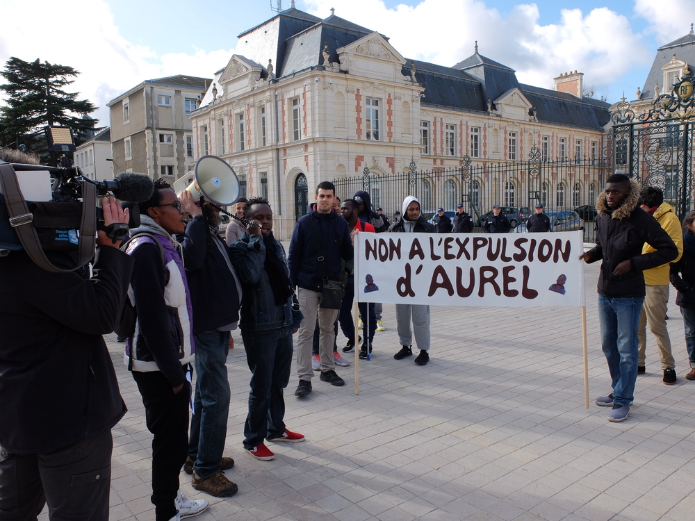 Mani­fes­ta­tion contre l’ex­pul­sion d’Au­rel