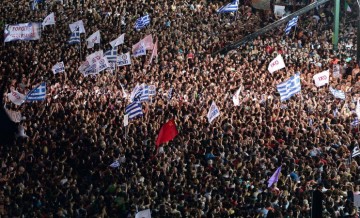 Grèce: « Le vent mauvais de l’aus­té­rité souffle sur les flammes » de Rosa Mous­saoui (L’Hu­ma­nité)
